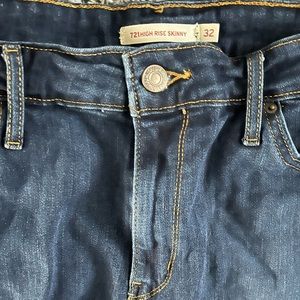 Selling womens 721 highrise skinny Jean dark blue sz 32x32, like new asking $40